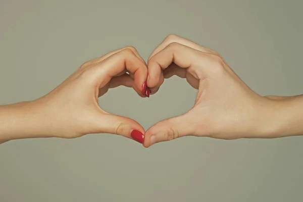 女性と男性の手の心の形で 愛の心の形をした手 手から心臓を 男性と女性の心の形の愛に手 指で心にサイン バレンタインデーの愛 愛のサイン — ストック写真