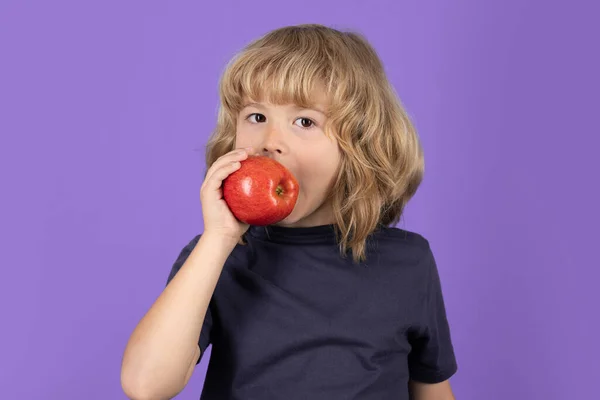 孩子在一个孤立的背景下吃苹果 健康饮食 — 图库照片
