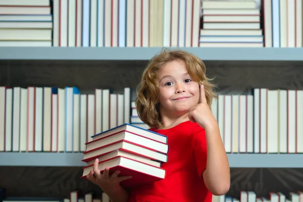 Niño Escuela Con Montón Libros Niños Disfrutando Historia Del Libro —  Fotos de Stock