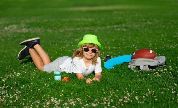 Девочка Мальчик Отдыхает Зеленой Траве Милый Мальчик Лежит Лугу Счастливый — стоковое фото