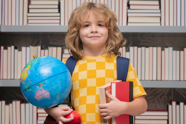 Школьник Мировым Глобусом Книгами Возвращайся Школу Забавный Маленький Ребенок Начальной — стоковое фото