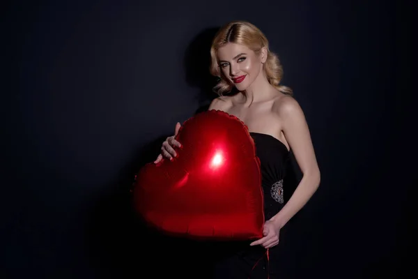 Walentynki Serce Miłości Portret Pięknej Walentynki Czerwonym Sercem Piękna Kobieta — Zdjęcie stockowe