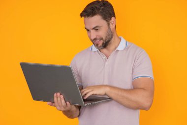 Stüdyoda dizüstü bilgisayarda çalışan serbest çalışan bir adam. Serbest çalışan bir adam dizüstü bilgisayarı kontrol ediyor. Dizüstü bilgisayara mesaj yazan ciddi bir serbest yazar. Erkek serbest çalışan dizüstü bilgisayar kullanıyor. Bağımsızlık ve iş