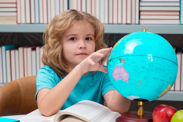 Schoolkind Kijkt Naar Wereldbol Bibliotheek Basisschool Een Klein Schoolkind Portret — Stockfoto