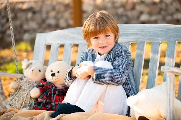 Anak Itu Duduk Bangku Ayunan Dengan Mainan Boneka Beruang Luar — Stok Foto