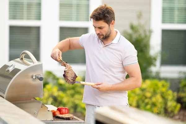 Mann Kocht Fleisch Auf Grill Hinterhof Des Hauses Schöner Mann — Stockfoto