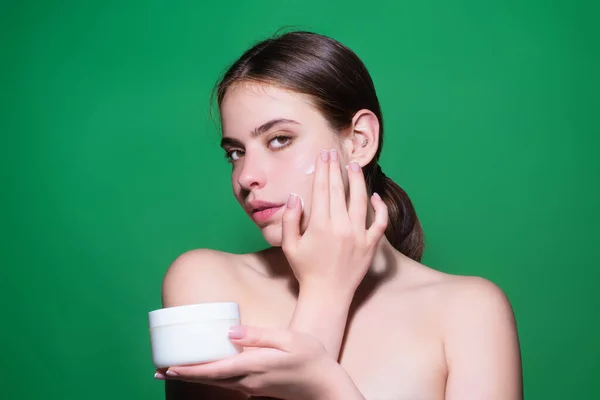 Mujer Poniendo Crema Cosmética Modelo Spa Que Aplica Productos Para —  Fotos de Stock