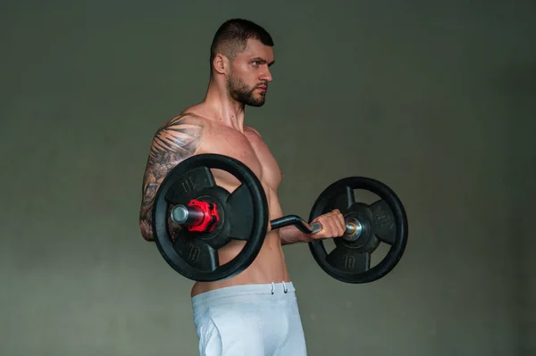 Sexy Muskulöser Mann Pumpt Seine Muskeln Und Hebt Die Langhantel — Stockfoto