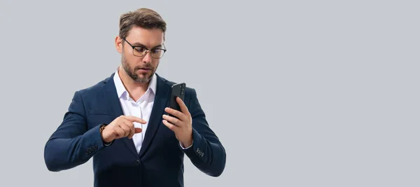 Porträtt Stilig Man Kostym Med Hjälp Smartphone Chatta Göra Inlägg — Stockfoto