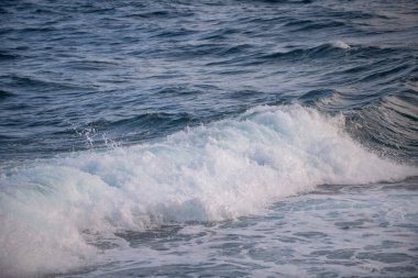 Deniz soyut ya da dalgalı su dokusu arka planı. Su yüzeyinin dokusunu su sıçramaları ve dalgalarla sakinleştir. Soyut doğa geçmişi. Mavi okyanus suyunun yüzeyi