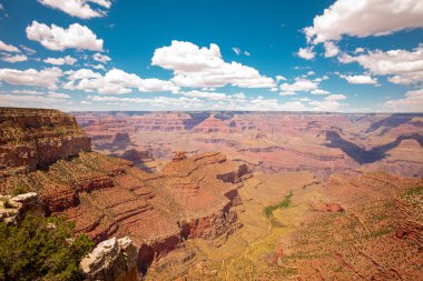 Kızıl kaya kanyonu, kayalık dağlar. Arizona 'daki Büyük Kanyon Ulusal Parkı' nın manzarası