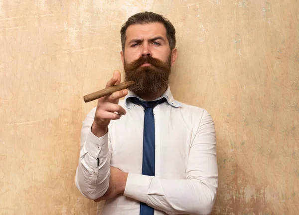 Hombre Atractivo Seguro Fumando Cigarro Con Cara Seria —  Fotos de Stock