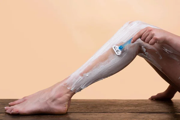 Tıraş Makinesiyle Bacaklarını Tıraş Eden Seksi Bir Kadın Usturalı Güzel — Stok fotoğraf