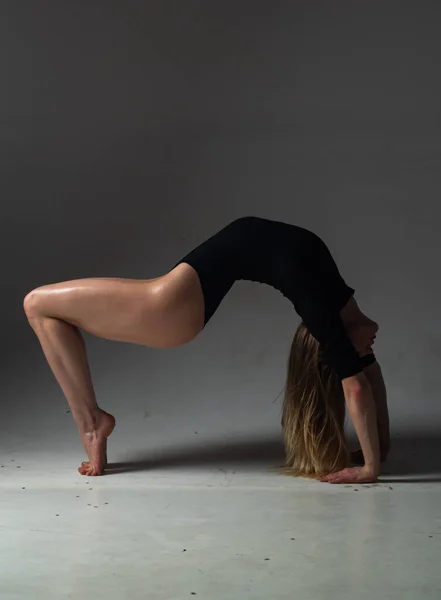 Beautiful Woman Dancer Posing Gray Studio Background Flexible Sexy Woman — Stock Photo, Image