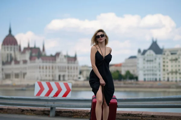 Туристична Сексуальна Жінка Будапешті Модна Жінка Багажем Валізи Йдуть Відпустку — стокове фото