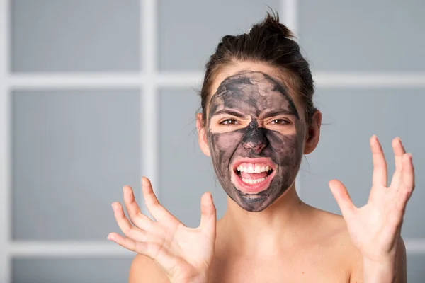Žena Doma Nasazuje Masku Obličej Dřevěného Uhlí Lázně Kosmetická Maska — Stock fotografie
