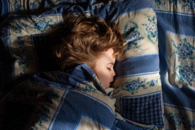 Yatakta uyuyan sevimli çocuklar. Çocuk odasında sabah rüyaları.