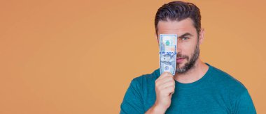 Başarılı adam para sayıyor. Yakışıklı orta yaşlı adam 100 dolarlık banknotları tutuyor. Elinde para tutan adam. Dolar nakiti olan bir iş adamı.