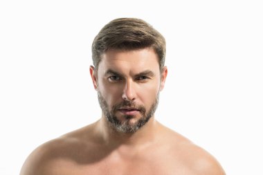 Kozmetik, vücut bakımı ve spa tedavisi. Beyaz arka planda izole edilmiş erkeksi, çekici, üstsüz bir adam portresi. Çekici adamın yakın plan portresi.