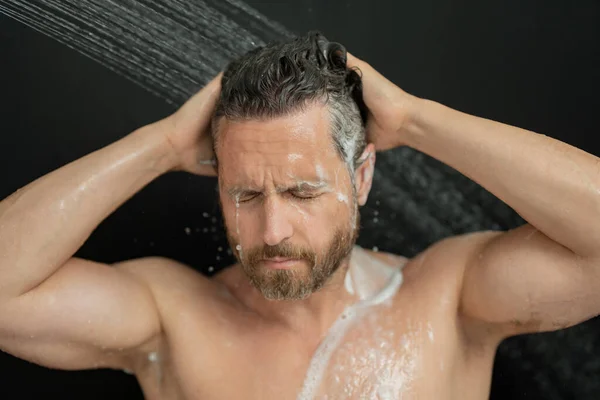 Een Man Die Haar Wast Badkamer Een Man Die Douchekop — Stockfoto