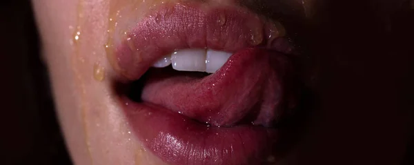 Honig Tropft Auf Den Mund Zungenhonig Lecken Glamour Art Lippen — Stockfoto