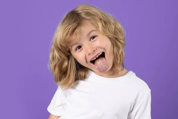 Heyecanlı Çocuk Mavi Izole Edilmiş Arka Planda Dili Dışarı Çıkmış — Stok fotoğraf