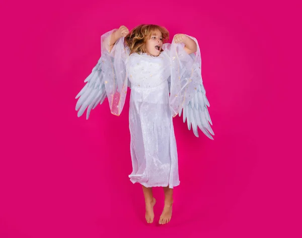 天使般的孩子们跳跃 孩子们跳跃 全身而退 兴奋的小丘比特天使宝宝长着翅膀 天使般的孩子的工作室肖像 — 图库照片