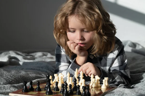 Jogo De Xadrez Para Crianças. Escola Que Joga Xadrez Na Sala De Aula. Foto  de Stock - Imagem de infância, pensador: 264718000