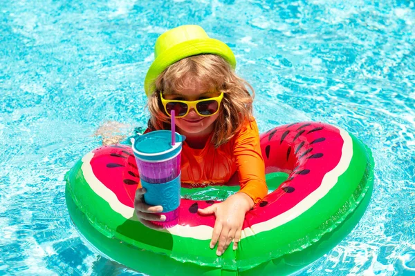 Gyerekek Nyári Vakáció Úszás Pihenés Nyári Vakáció Aranyos Gyerek Medencében — Stock Fotó
