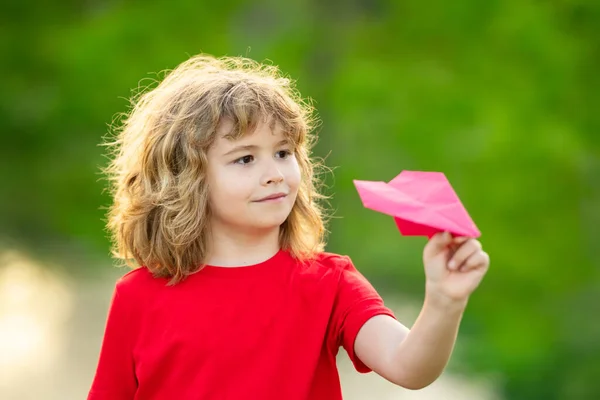 Счастливый Ребенок Играет Бумажным Самолетом Милый Ребенок Бросает Бумажный Самолет — стоковое фото