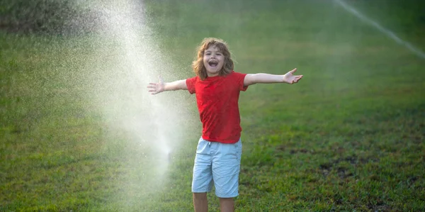 Los Niños Juegan Con Manguera Agua Aspersor Regar Hierba Jardín —  Fotos de Stock