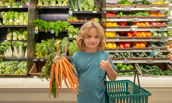 Havuçlu Çocuk Markette Süpermarkette Yiyecek Seçen Bir Çocuk Meyve Sebze — Stok fotoğraf
