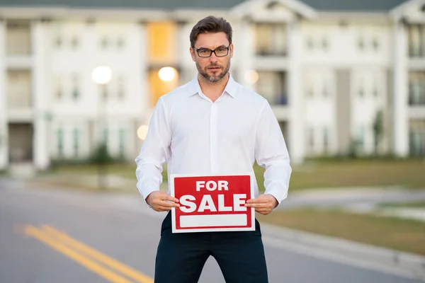 Fastighetsmäklare Håller Amerikanska Hus Försäljning Skylt Koncept För Fastighetsförsäljning Eller — Stockfoto
