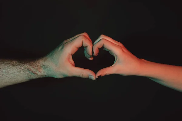 女性と男性の手の心の形で 愛の心の形をした手 手から心臓を 男性と女性の心の形の愛に手 指で心にサイン バレンタインデーの愛 愛のサイン — ストック写真