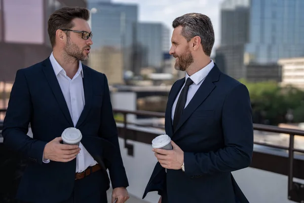Affärspartners Pratar Utomhus Två Affärsman Kostym Talar Finans Nyheter Stående — Stockfoto