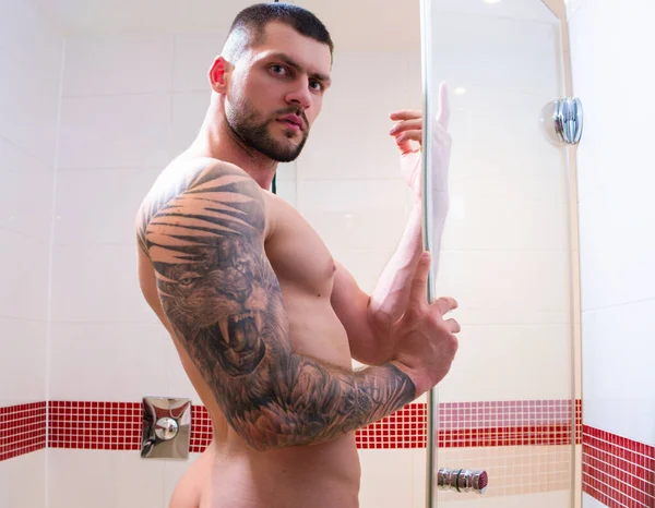 Seksi kaslı adam banyoda duş alıyor. Çıplak vücudu yıkayan adam. Erkek vücut bakımı, güzellik rutini ve günlük temizlik. Banyoda çıplak gövdeli bir adam var. Sabah rutini. Sabah taze.