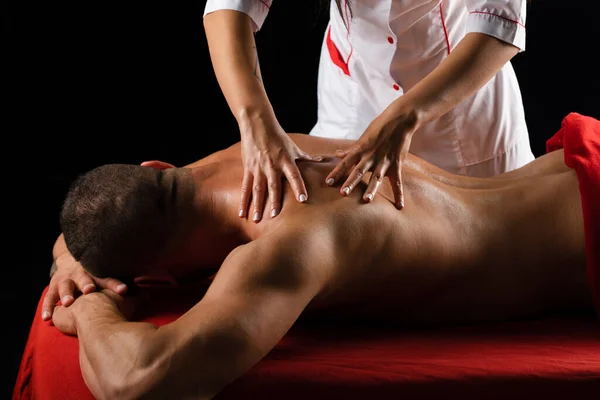 Die Schultermuskulatur Massieren Sportmassage Therapeut Arbeitet Mit Schultern Mann Erhält — Stockfoto