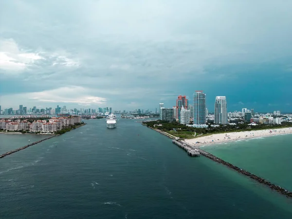 Güney Sahili 'nde körfezden görünen binalarla Fisher Adası ufuk çizgisi. Miami Plajı ve Fisher Adası hava manzarası. Fisher Adası 'ndaki lüks daireler. Miami South Point Park 'tan Fisher Adası