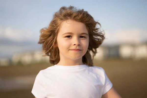Ungar Glada Ansikte Närbild Leende Ansikten Lustigt Barnansikte Nära Håll — Stockfoto