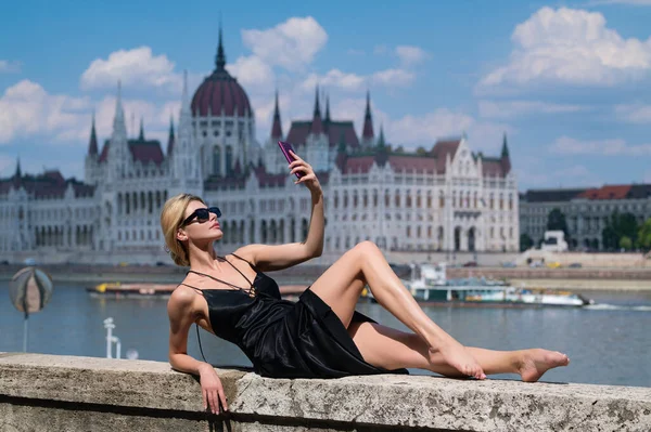 Sexy Woman Famous Travel Destination Budapest Parliament Hungary Elegant Young — Stock Photo, Image