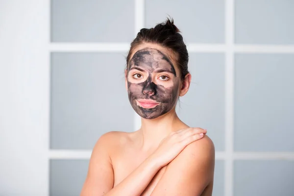 Μαύρη Μάσκα Λάσπης Προσώπου Όμορφη Γυναίκα Μάσκα Προσώπου Από Κάρβουνο — Φωτογραφία Αρχείου