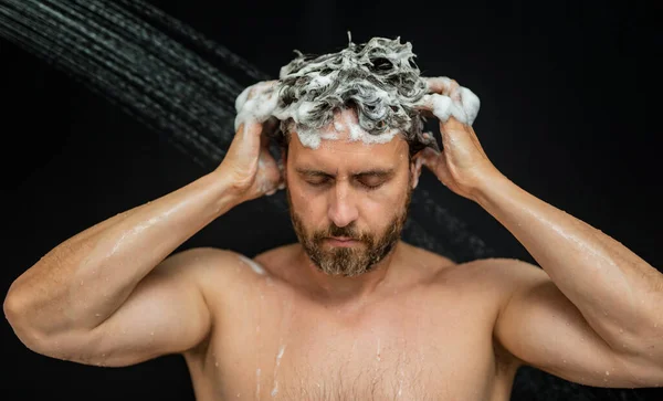 Millennial Man Tvättar Håret Badkaret Killen Som Badar Duschhuvud Badkaret — Stockfoto