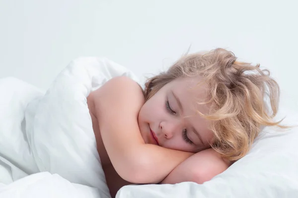 Dzieciak Śpiący Przytulnym Białym Łóżku Słodkie Dziecko Śpiące Domu Pora — Zdjęcie stockowe