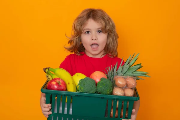 Belanja Toko Anak Lucu Memegang Keranjang Belanja Penuh Bahan Makanan — Stok Foto