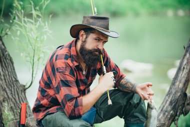 Balıkçılık hobisi ve yaz tatili. Sakallı adam olta kamışlı balıkçı