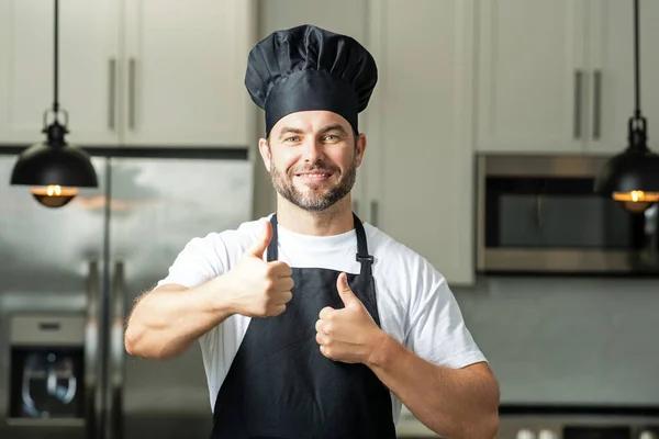 Cozinheiro Chef Feliz Com Polegar Para Cima Homem Chef Fogão — Fotografia de Stock