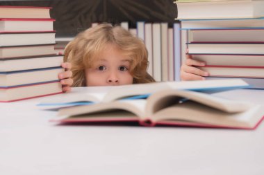 Okul zorbalığı. Eğitim Konsepti. Çocuk kütüphanede kitap okuyor. Okul kütüphanesinde kitabı olan bir öğrenci. Okumak için edebiyat