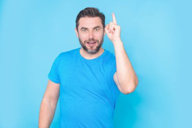 Hispanik adam bir fikri işaret ediyor, yukarı işaret ediyor. İnsan portresinin birçok fikri vardır. Adam işaret parmaklarıyla işaret ediyor. Karar verme süreci. - İyi fikir. Stüdyoyu gösteren erkek model.