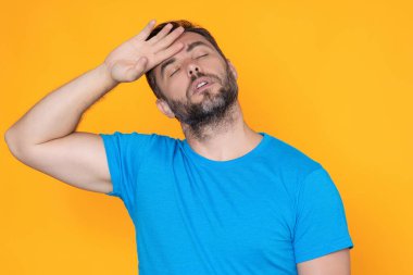 Migren, yorgunluk ve stres. Stüdyodaki adamın migreni tuttu. Baş ağrısı konsepti. Acı çeken erkekler streslidir. Stresli ve baş ağrısı. Migren ağrısı, şiddetli baş ağrısı.