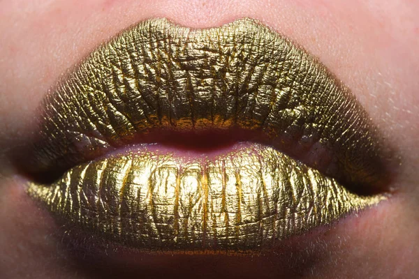 Lábios Gordos Mulher Com Ouro Batom Dourado Brilhante Estilo Brilhante — Fotografia de Stock